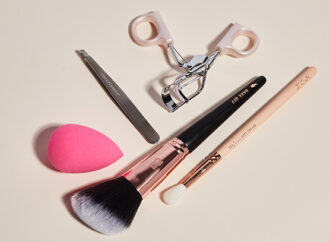 6 ESSENTIAL MAKEUP TOOLS (AND HOW TO USE THEM)